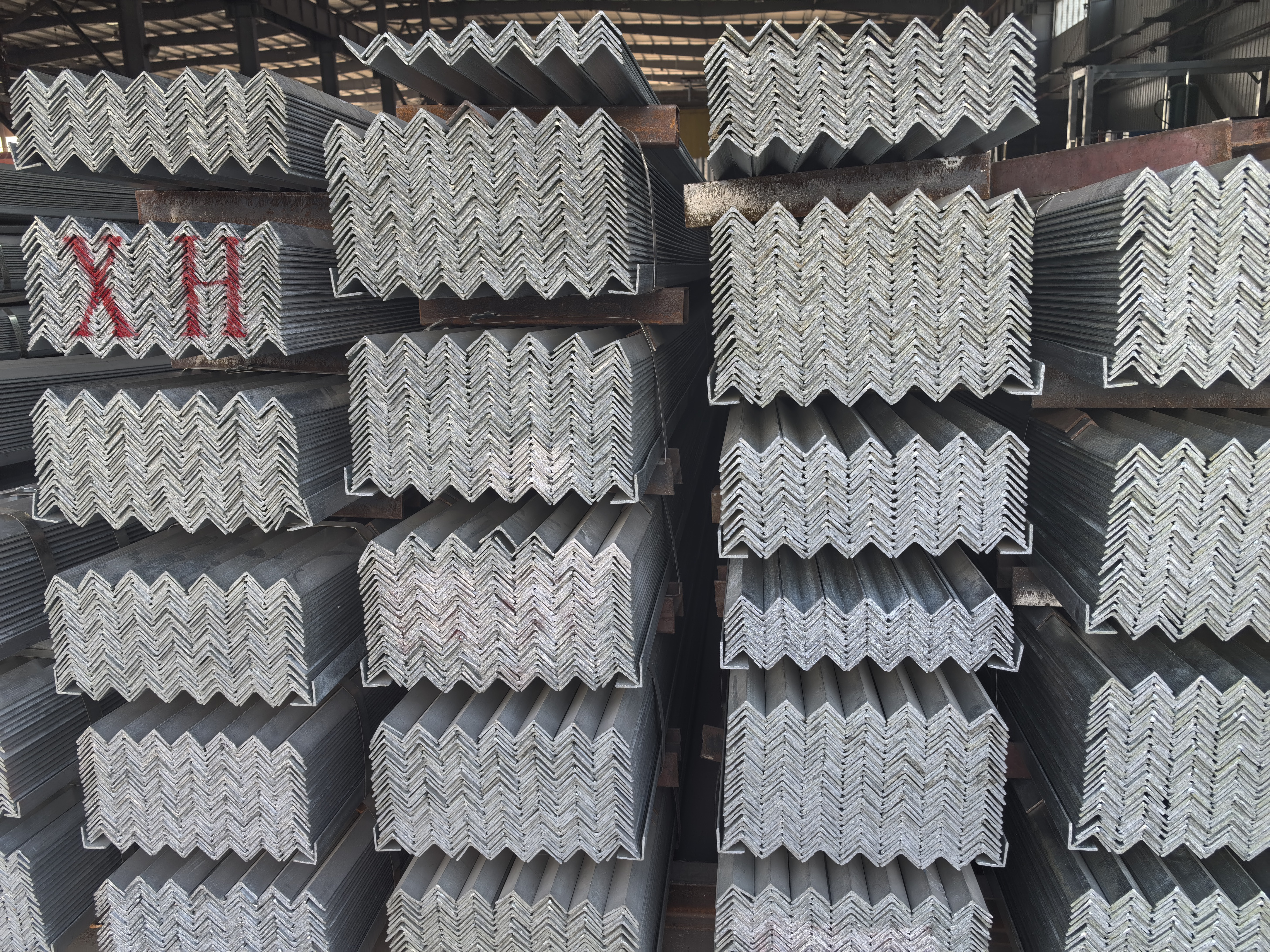 鍍鋅角鋼與普通黑角鋼有什么區(qū)別，優(yōu)勢(shì)在哪里？