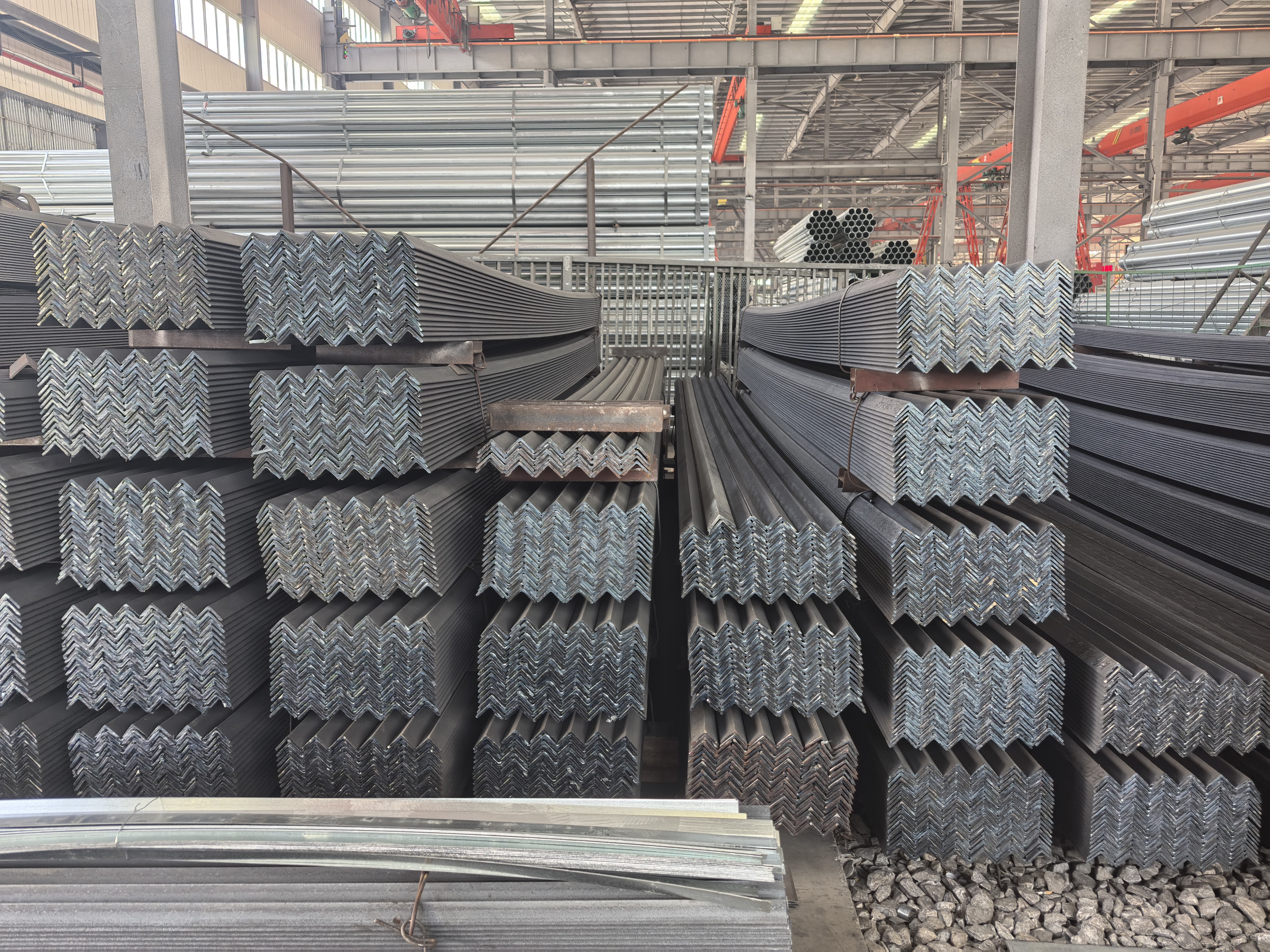 普通碳鋼材質(zhì)角鋼與不銹鋼角鋼有什么區(qū)別，哪個好？